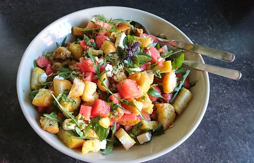 Brot Salat mit Melone und Feta